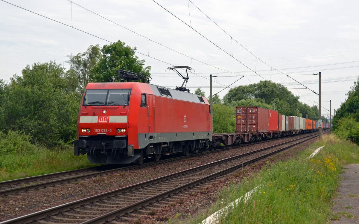 152 022 hat mit einem Containerzug am 03.07.14 den Hamburger Hafen verlassen und passiert auf dem Weg gen Harburg Moorburg.
