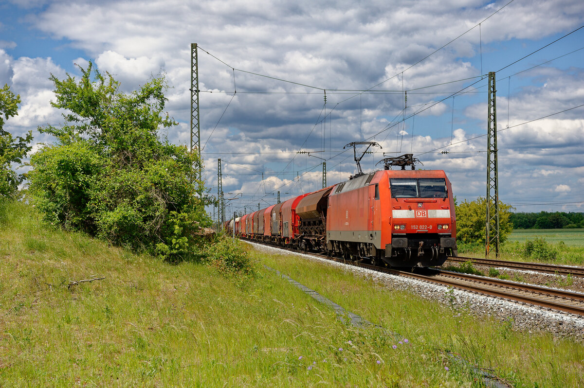 152 022 mit einem gemischten Güterzug bei Eggolsheim Richtung Nürnberg, 29.05.2020