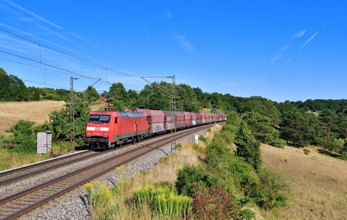 152 022 mit einem Kohlezug am 03.08.2022 bei Laaber.