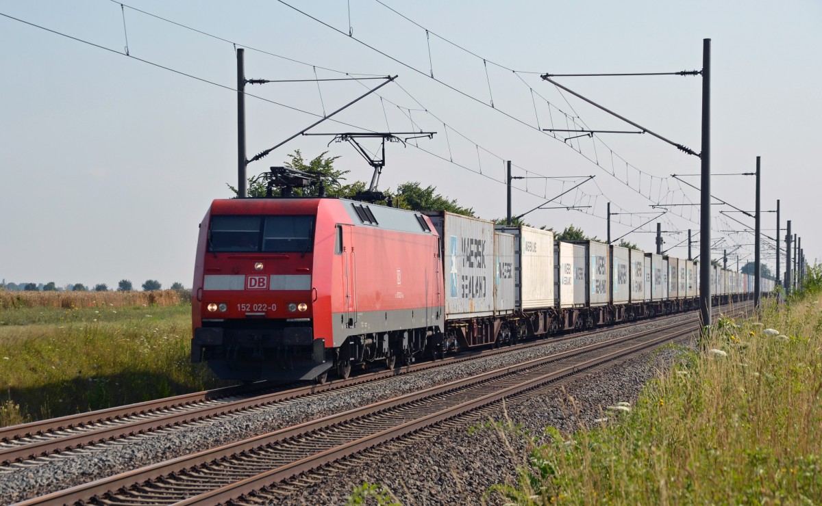 152 022 zog am 11.07.14 einen Containerzug durch Braschwitz Richtung Halle(S).