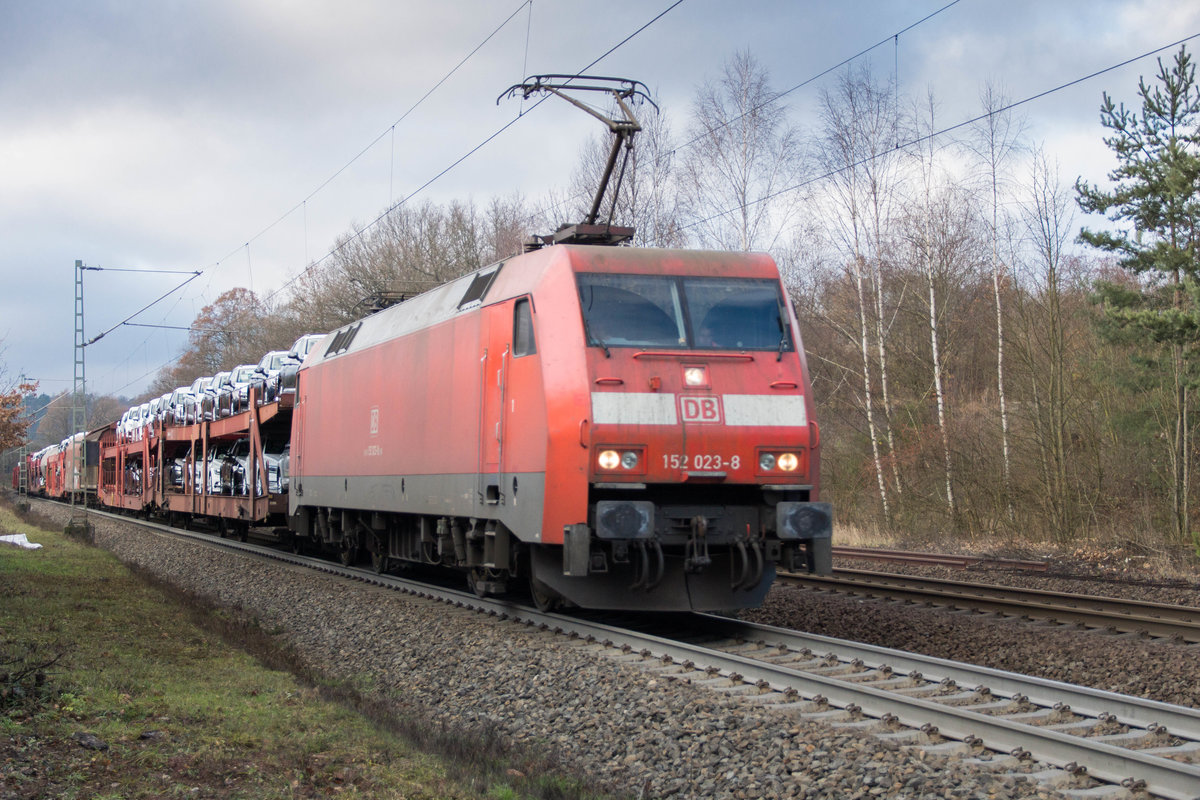 152 023-8 ist am 15.12.16 mit einen gemischten Güterzug in Richtung Süden unterwegs,gesehen bei Vollmerz.