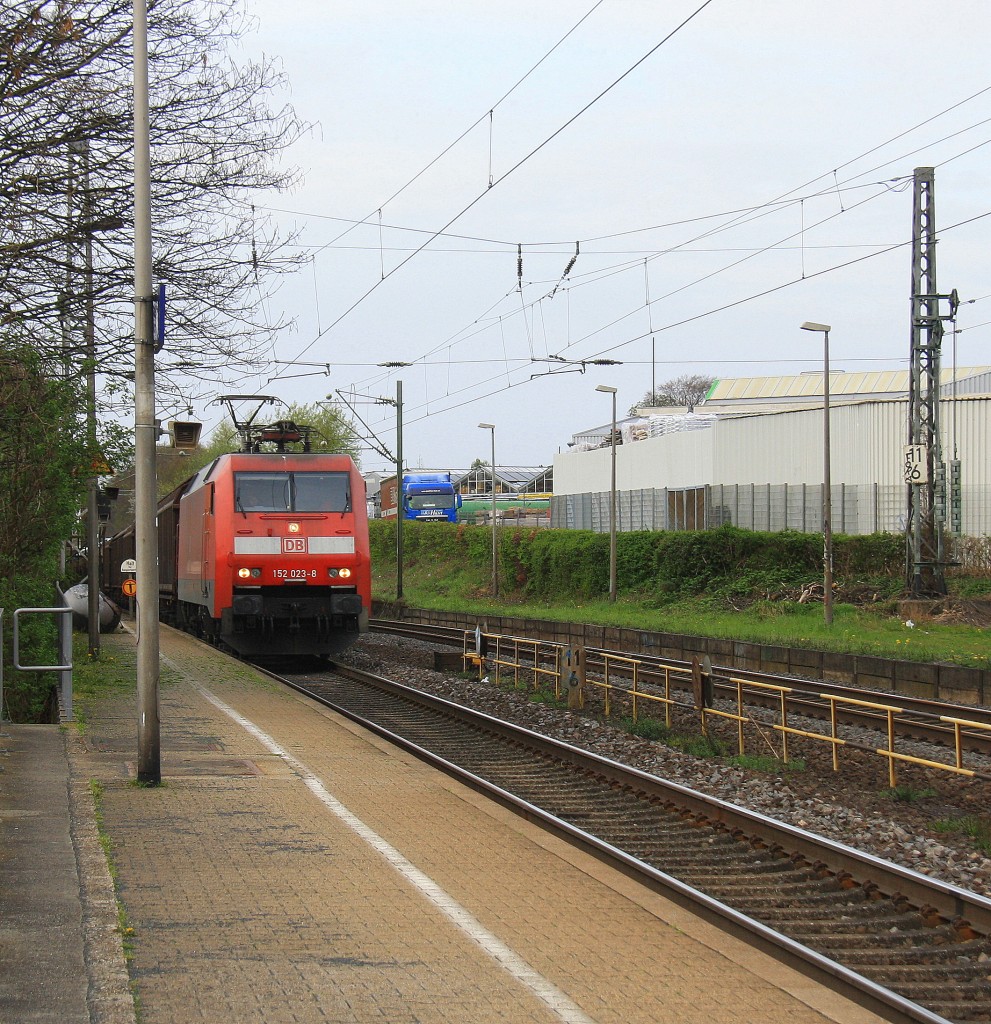 152 023-8 DB kommt durch Kohlscheid mit einem langen gemischten Güterzug aus Osnabrück nach Kortenberg-Goederen(B) und fährt die Kohlscheider-Rampe hoch nach Aachen-West am Abend vom 3.4.2014.
