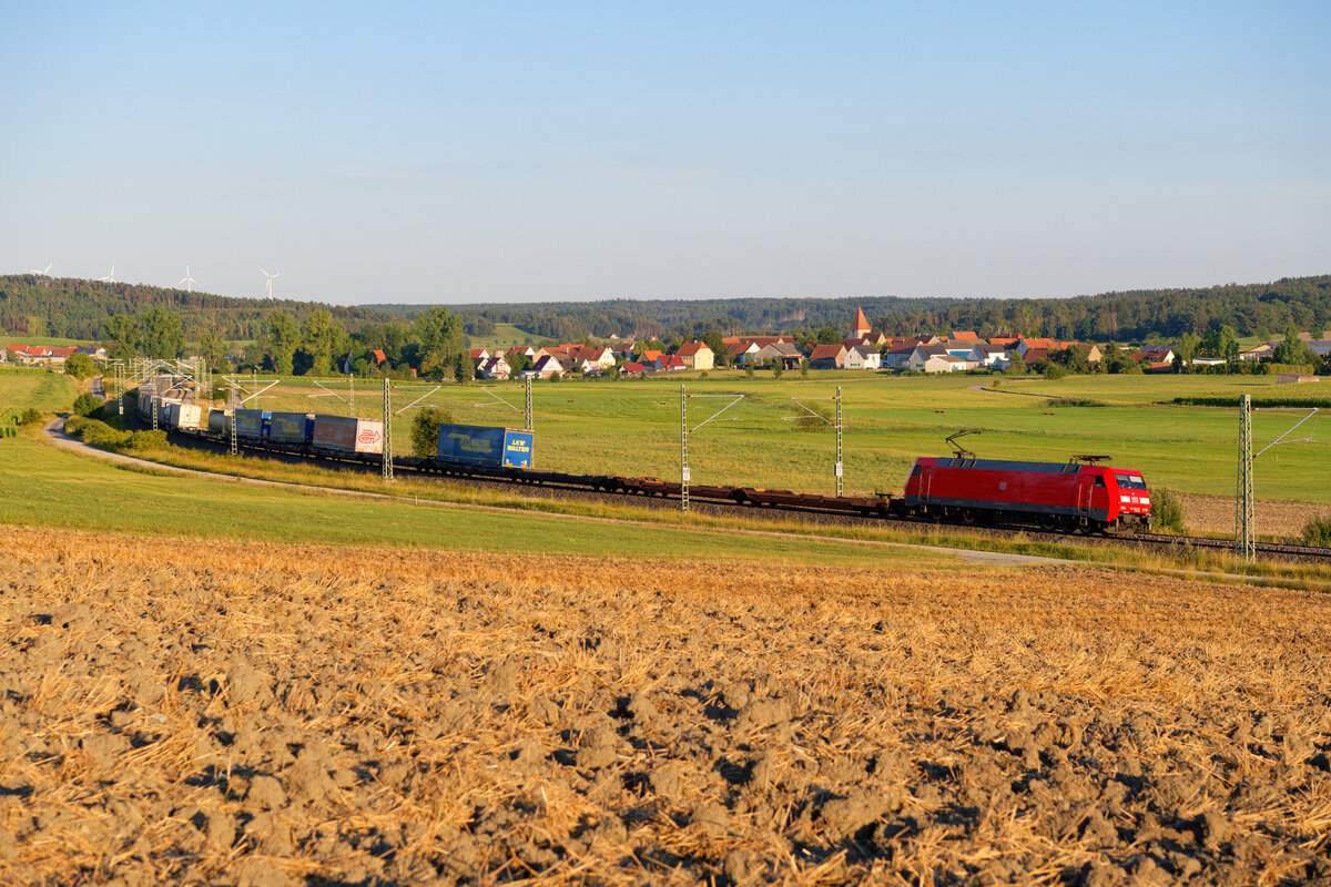 152 023 mit einem KLV-Zug bei Oberdachstetten Richtung Würzburg, 06.08.2020