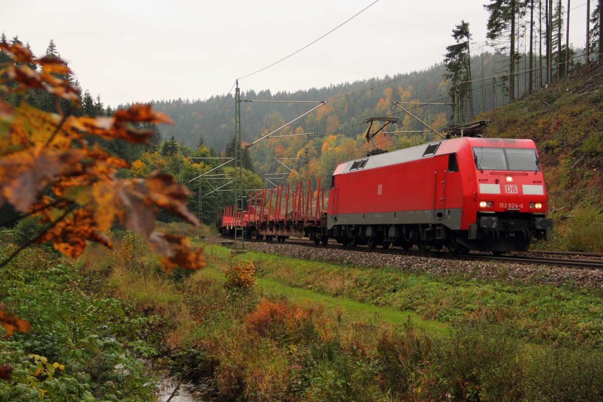 152 024-6 DB Schenker auf der Frankenwaldrampe bei Förtschendorf am 09.10.2015.