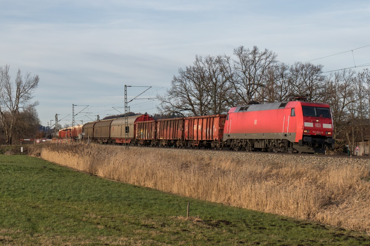 152 024 mit dem 45817 am 6. Februar 2016 bei Weisham.