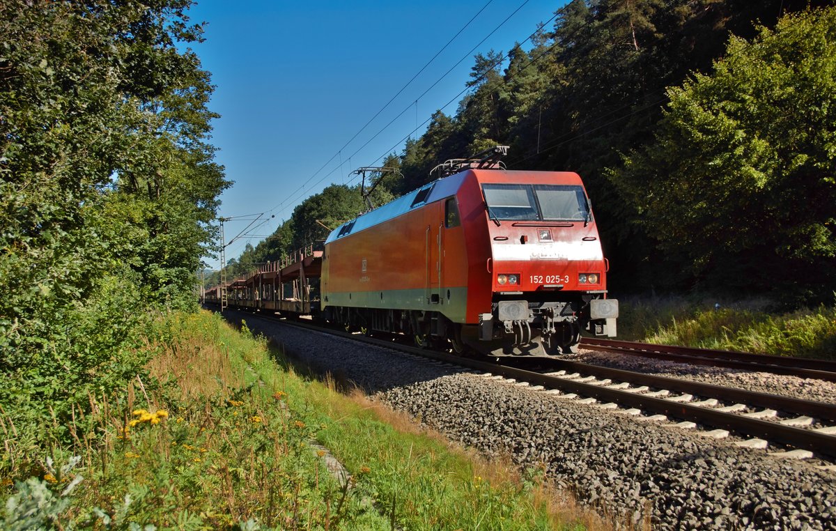 152 025-3 ist am 24.08.16 mit einen leeren Autozug bei Burghaun zu sehen der in Richtung Süden unterwegs ist.
