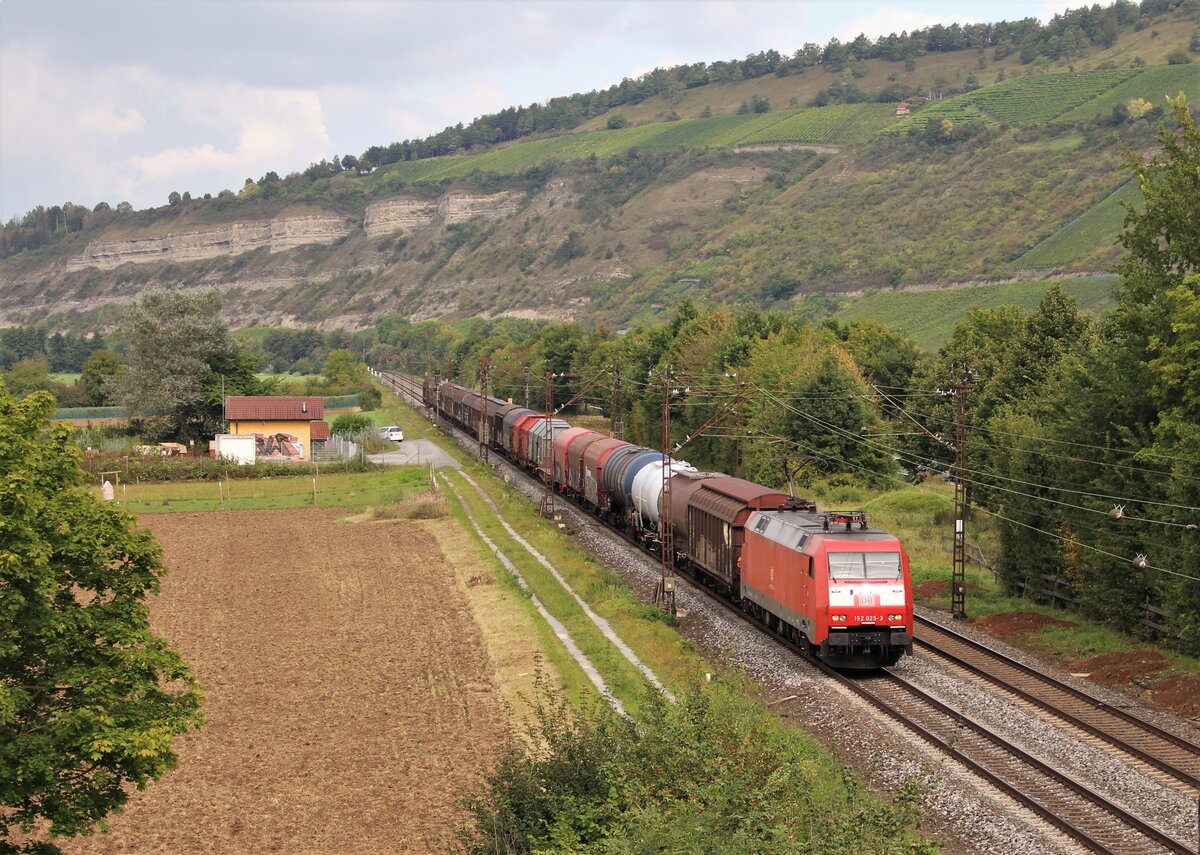 152 025-3 fuhr am 17.09.21 mit einem Mischer durch Thüngersheim.