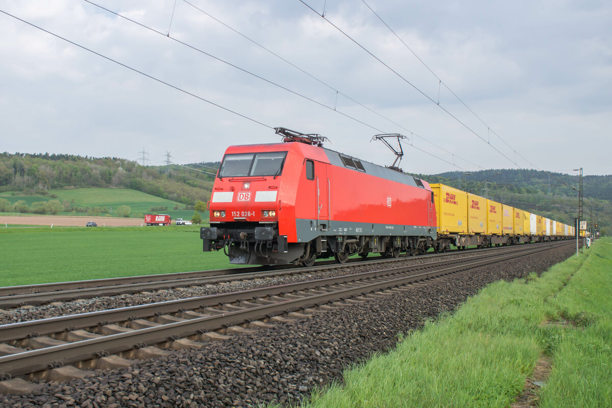 152 026-1 ist am 04.05.2022 mit einem DHL Zug Richtung Süden unterwegs,gesehen am 04.05.2022