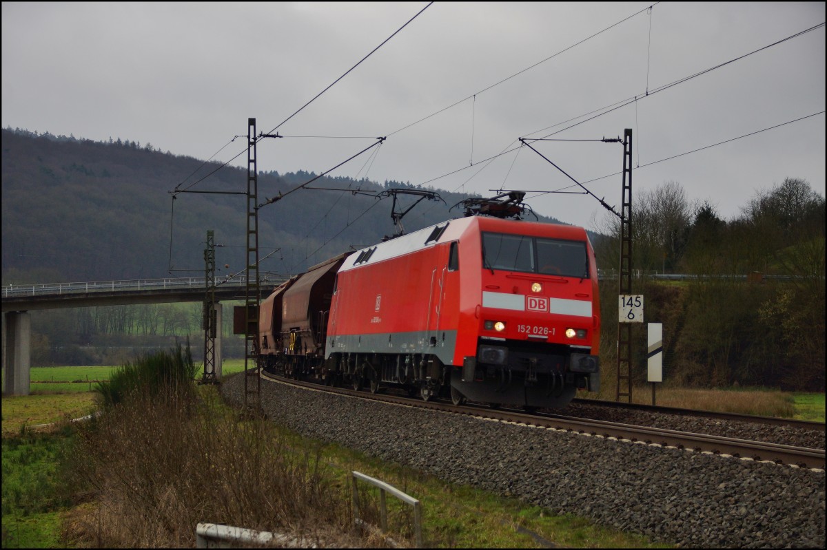 152 026-1 ist am 28.01.15 mit einen Schüttgutzug bei Hermannspiegel unterwegs.