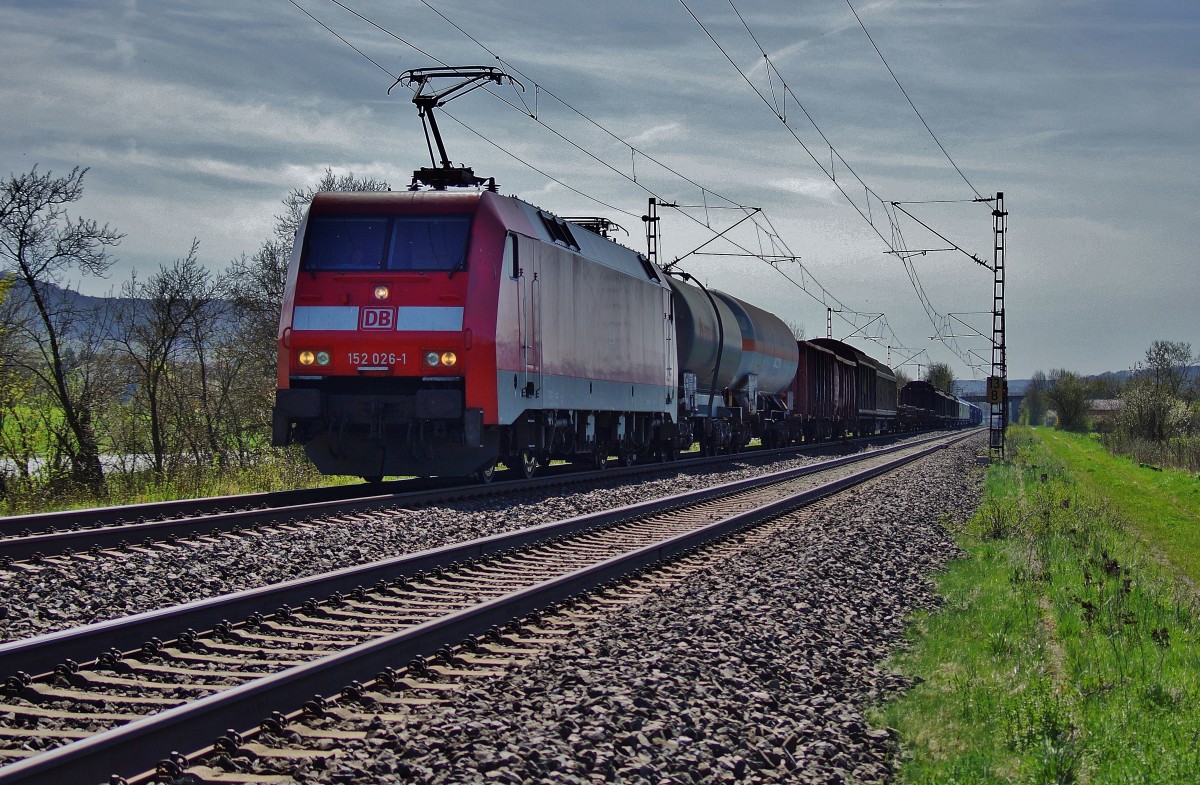 152 026-1 fährt am 15.04.15 mit einen gemischten Güterzug gen Norden gesehen bei Thüngersheim.
