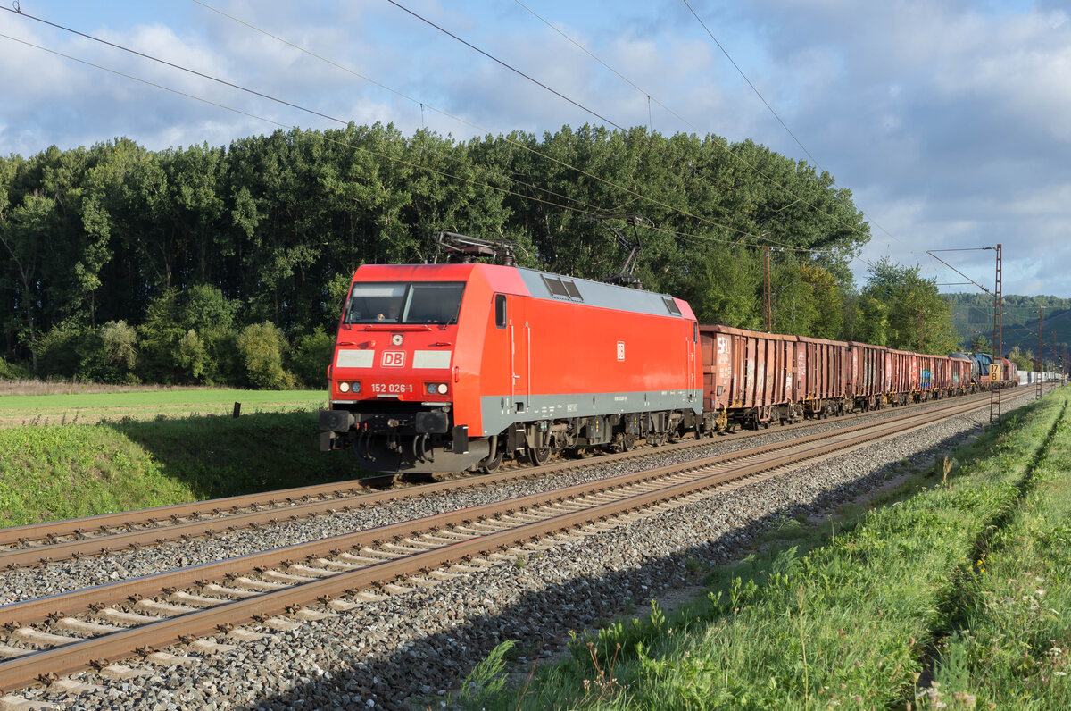 152 026-1 mit einem gemischten Güterzug bei Retzbach-Z.am 16.09.2025.