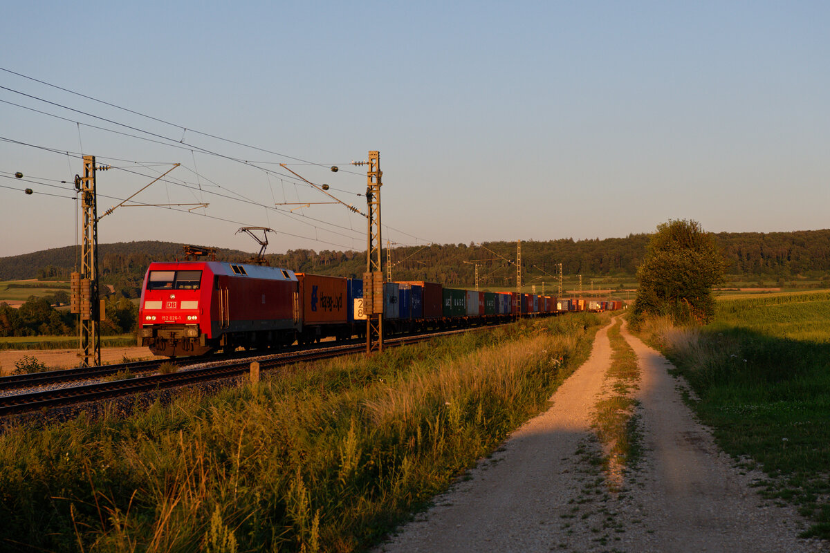 152 026 DB Cargo mit einem Containerzug bei Wettelsheim Richtung Ansbach, 05.08.2020