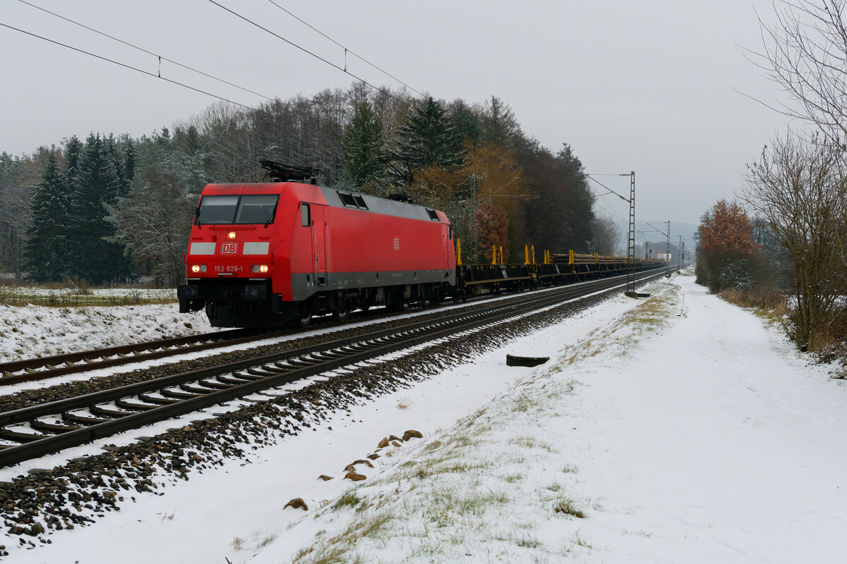 152 026 DB Cargo mit einem Schwellenzug bei Postbauer-Heng Richtung Nürnberg, 01.12.2020