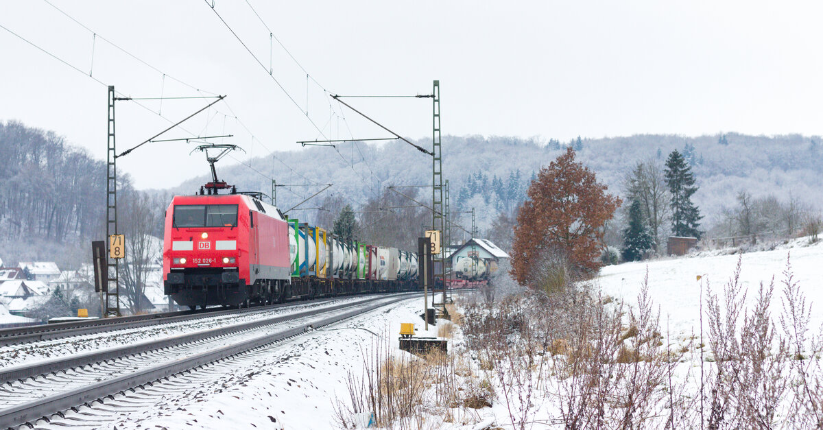 152 026 mit Containerganzzug (KT) am 11.12.2021 bei Urspring in Richtung Ulm fahrend. 