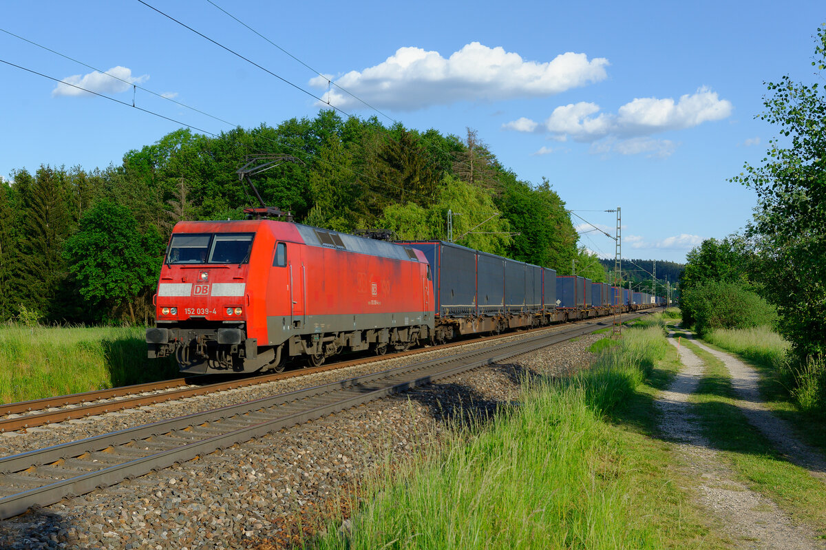 152 026 mit KT 50020 (Landshut Hbf - Hannover Linden) bei Postbauer-Heng, 27.05.2020