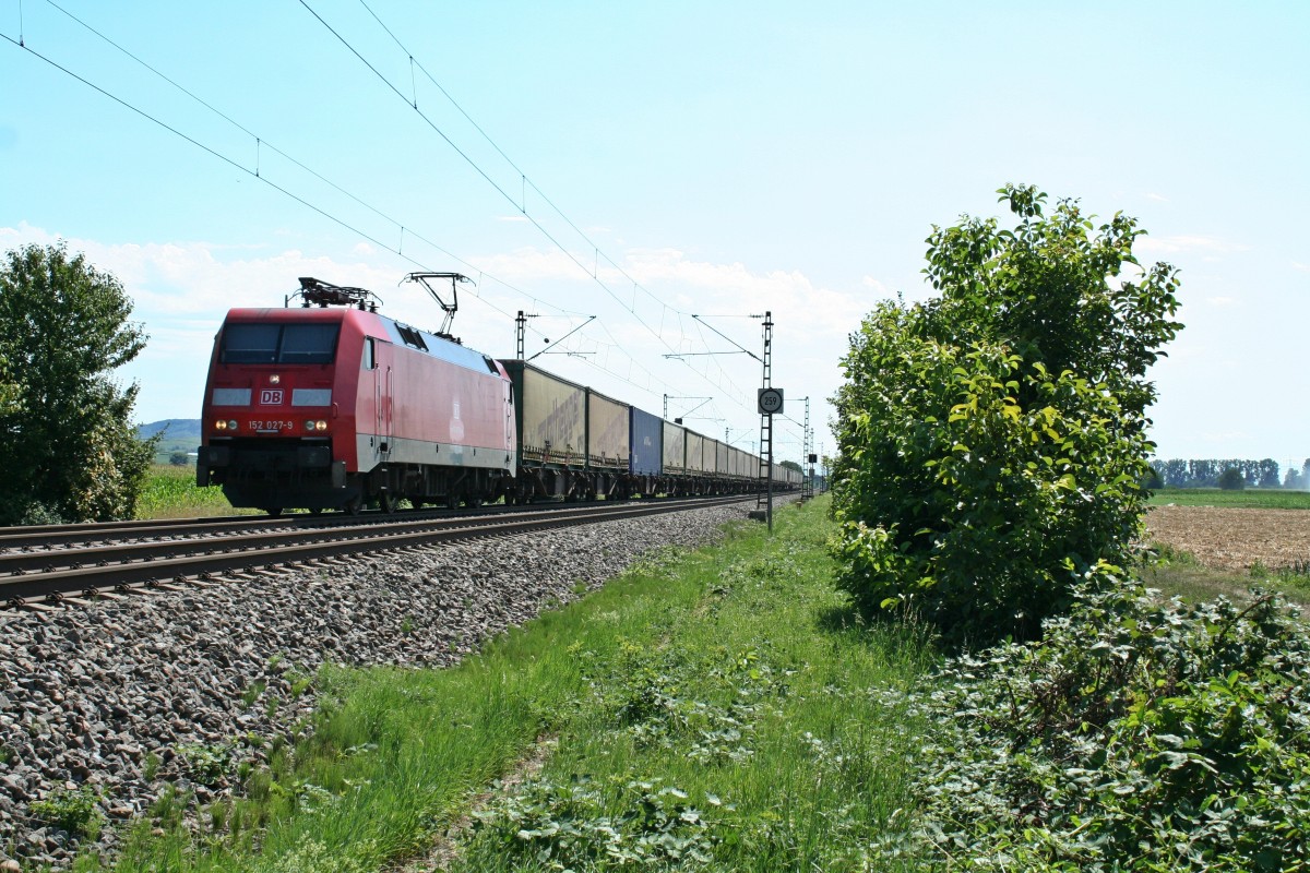 152 027-9 mit einem KLV-Zug gen Norden am Nachmittag des 04.08.13 bei Buggingen.