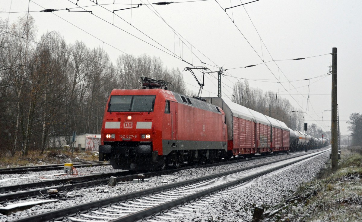 152 027 führte am 28.11.15 einen gemischten Güterzug durch Leipzig-Thekla Richtung Mockau. Am Zugende wurde ein Wagenkasten eines ICE4.