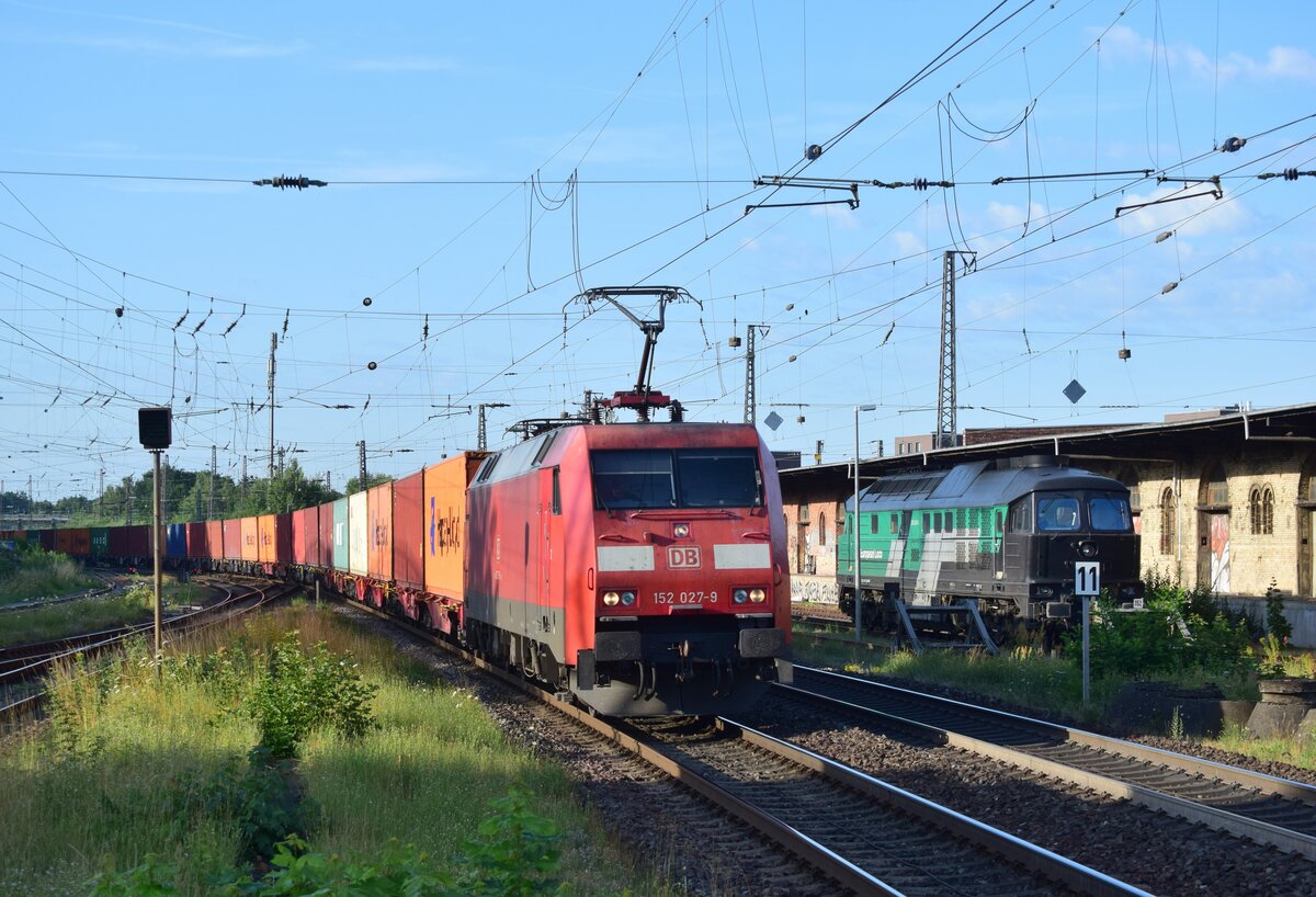 152 027 rauscht mit einem Containerzug durch Lüneburg in Richtung Hamburg.

Lüneburg 15.07.2023
