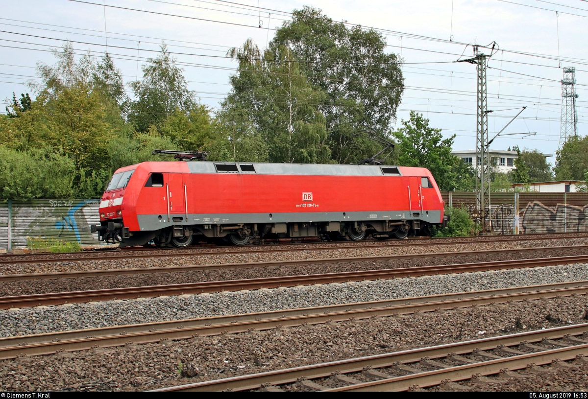 152 028-7 DB als Tfzf durchfährt den Bahnhof Hamburg-Harburg auf Gleis 10 Richtung Hamburg-Wilhelmsburg.
Aufgenommen von Bahnsteig 5/6.
[5.8.2019 | 16:53 Uhr]