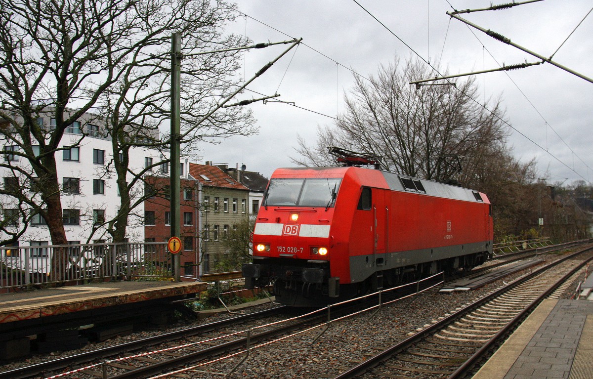 152 028-7 DB kommt als Lokzug aus Aachen-West nach Köln-Gremberg aus Richtung Aachen-West und fährt durch Aachen-Schanz in Richtung Aachen-Hbf,Aachen-Rothe-Erde,Aachen-Eilendorf,Stolberg-Hbf(Rheinland)Eschweiler-Hbf,Langerwehe,Düren,Merzenich,Buir,Horrem,Kerpen-Köln-Ehrenfeld,Köln-West,Köln-Süd. Bei Regenwetter und Wind am Nachmittag vom 30.11.2015.