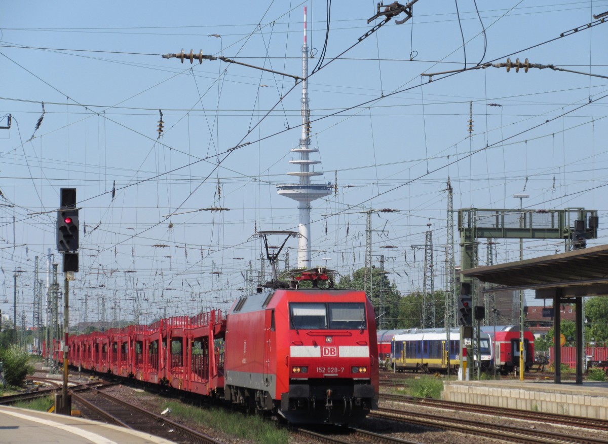 152 028-7 zieht am 03.August 2015 einen leeren Autozug durch den Bremer Hauptbahnhof.