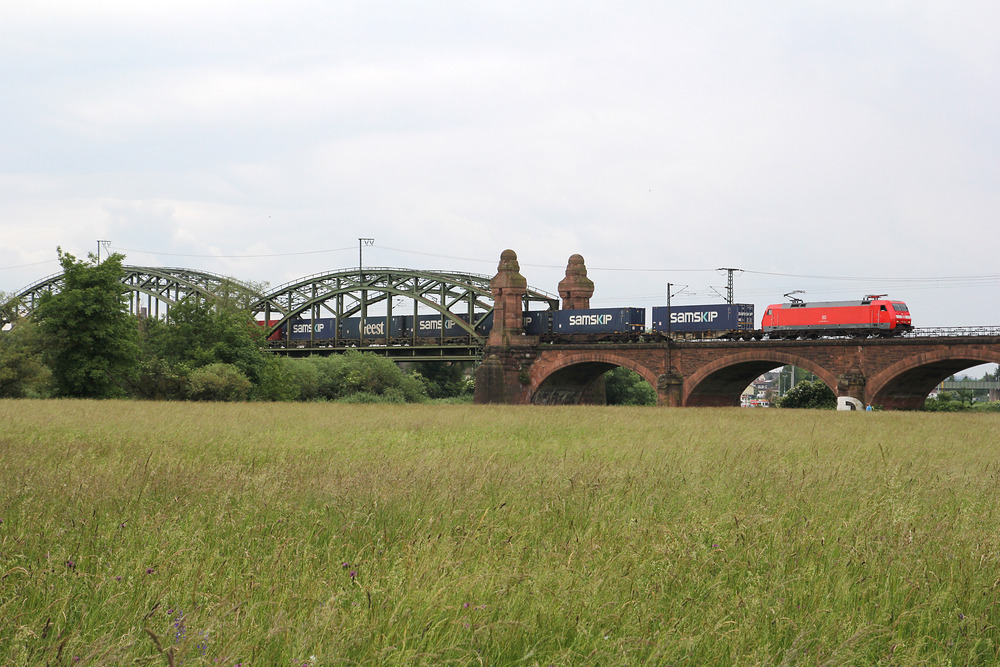 152 028 überquert mit Hilfe der Kostheimer Brücke den Main.
Aufgenommen am 29. Mai 2015.