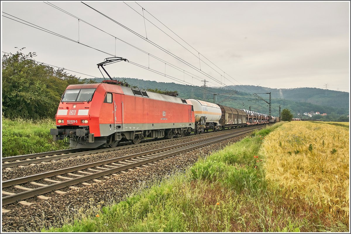 152 029-5 ist am 10.06.2020 bei Reilos in Richtung Süden unterwegs.