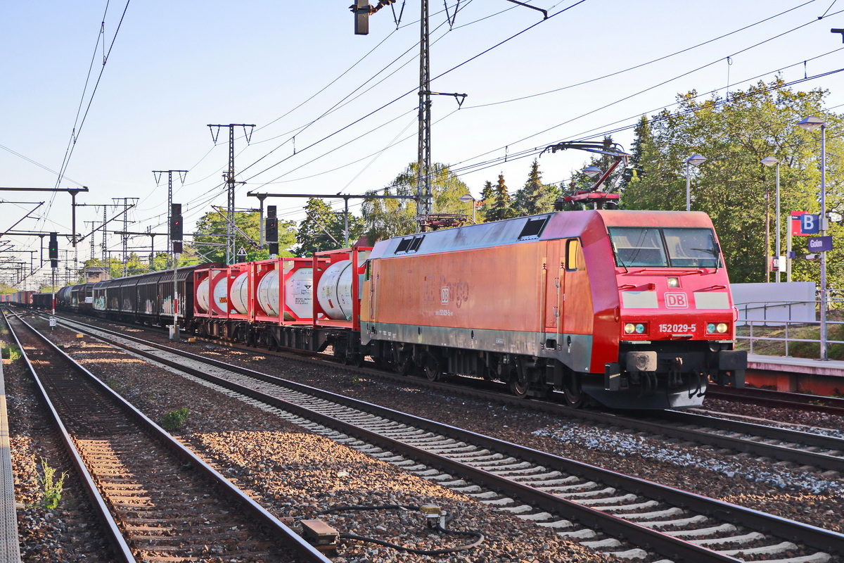 152 029-5 durchfährt am 24. Juli 2019 den Bahnhof Golm mit einem gemischten Güterzug.