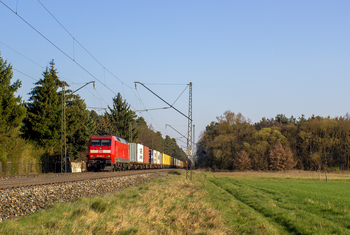 152 029-5 ist mit einem Containerzug bei Bamberg in Richtung Norden unterwegs (29.03.2014)