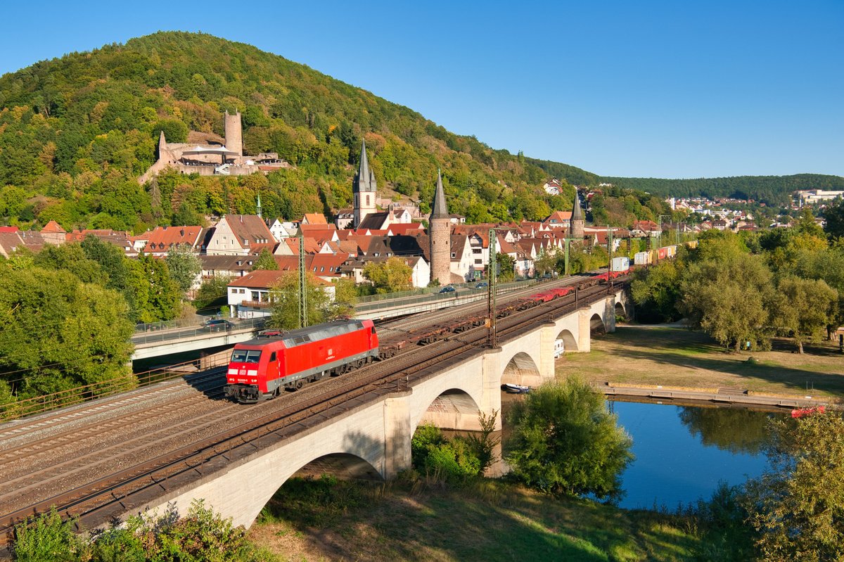 152 029 mit einem Containerzug bei Gemünden (Main) Richtung Aschaffenburg, 21.09.2019