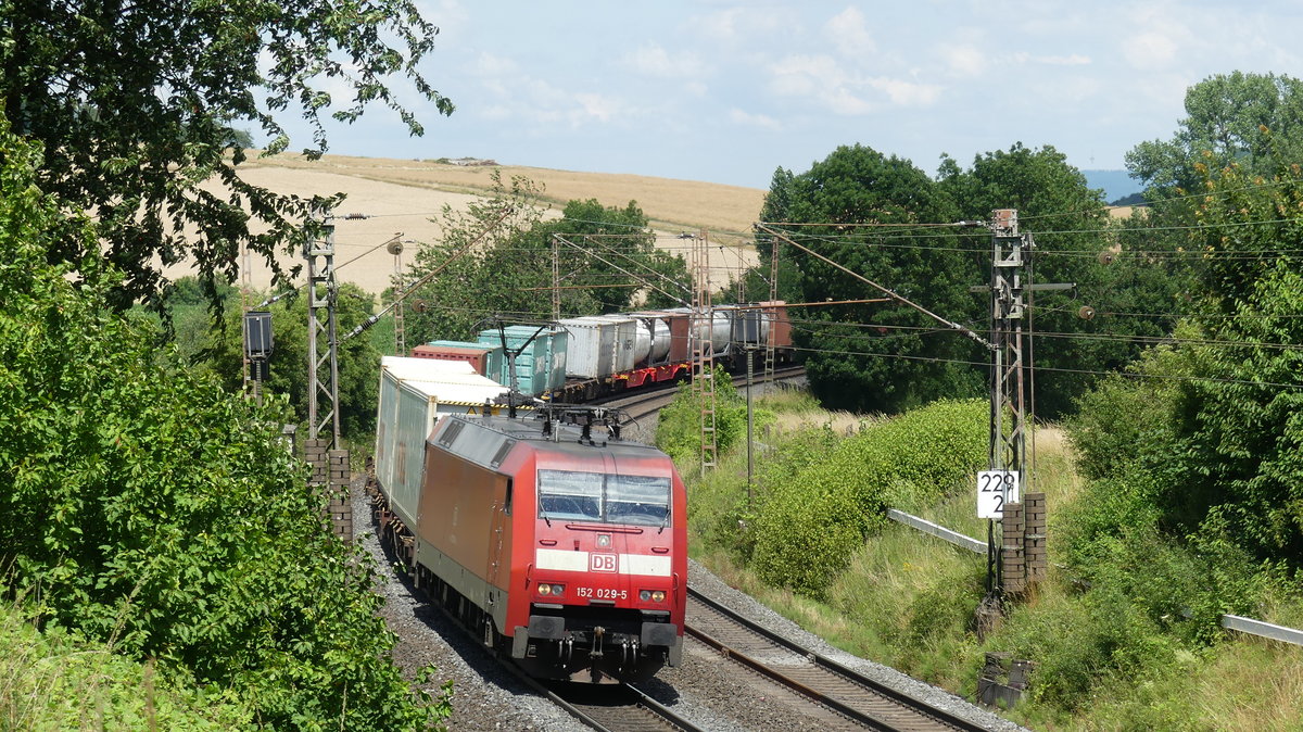 152 029 zieht einen Güterzug über die Nord-Süd Strecke. Hier ist der Zug in ein paar Kurven kurz vor Eichenberg zu sehen. Er verkehrt in Richtung Süden. Aufgenommen am 27.6.2018 13:10