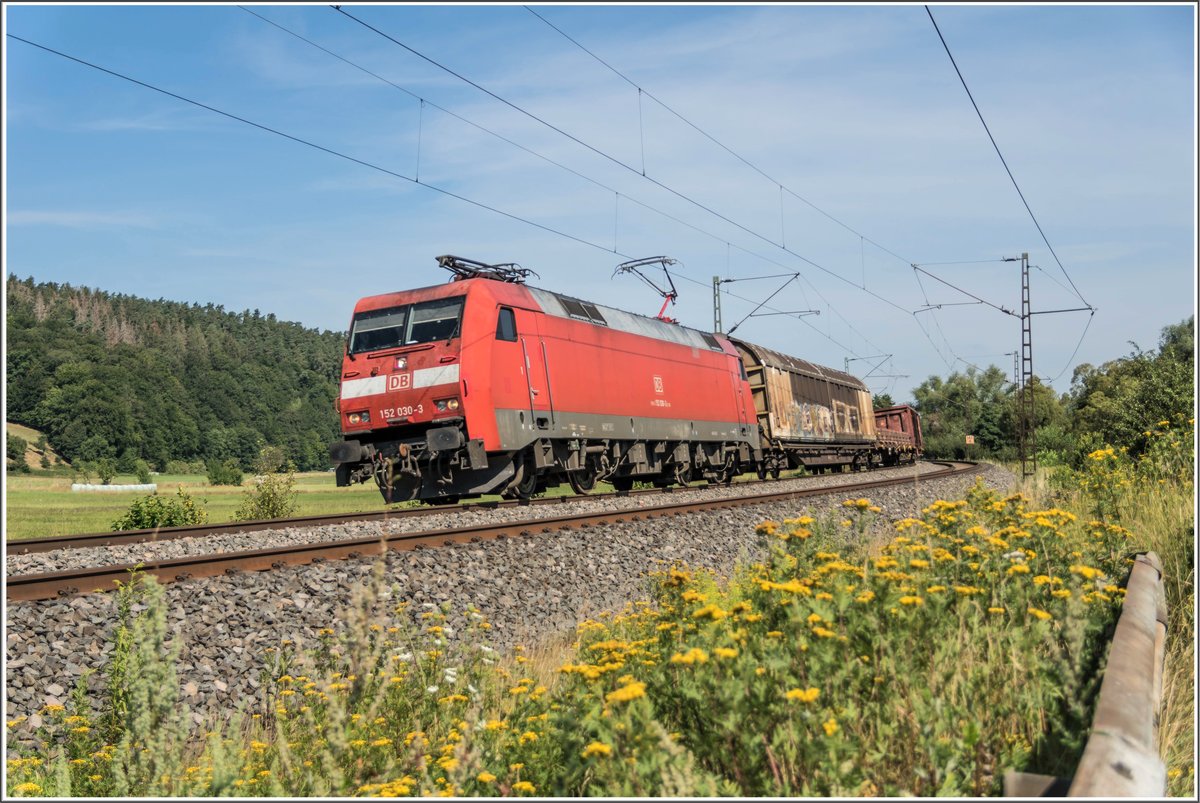 152 030-3 ist am 05.08.2020 mit einen gemischten Güterzug bei Hermannspiegel zu sehen.