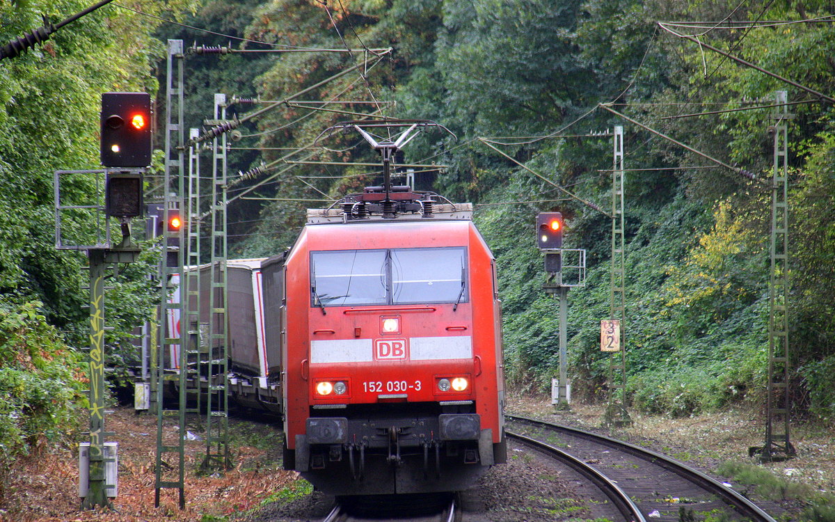 152 030-3 DB kommt aus Richtung Köln,Aachen-Hbf und fährt durch Aachen-Schanz mit einem Containerzug aus  Gallarate(I) nach Zeebrugge(B) und fährt in Richtung Aachen-West. 
Aufgenommen vom Bahnsteig von Aachen-Schanz.
An einem schönem Sommerabend am Abend vom 28.9.2016.