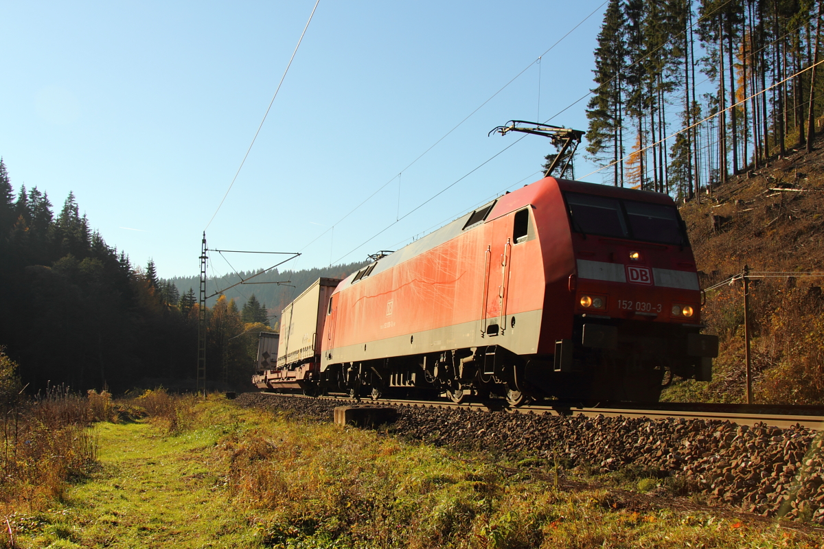 152 030-3 DB Schenker im Frankenwald bei Steinbach am 03.11.2015.