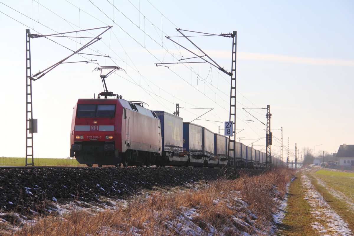 152 030-3 DB Schenker Rail bei Reundorf am 07.02.2015.