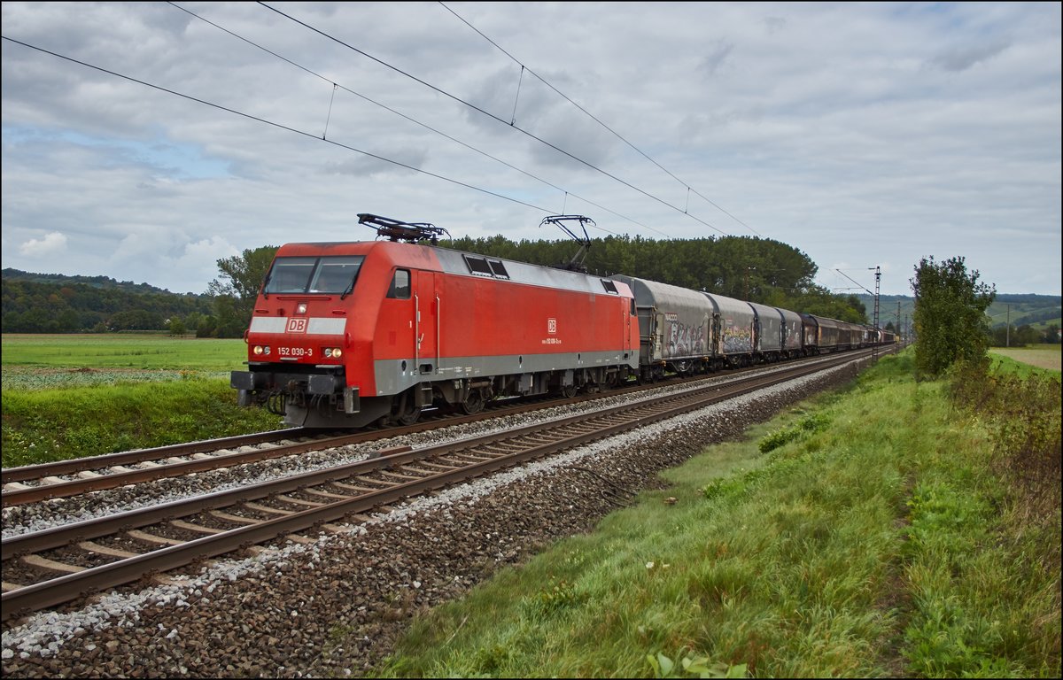 152 030-3 ist mit einen gemischten Güterzug bei Retzbach am 07.09.2017 zu sehen.