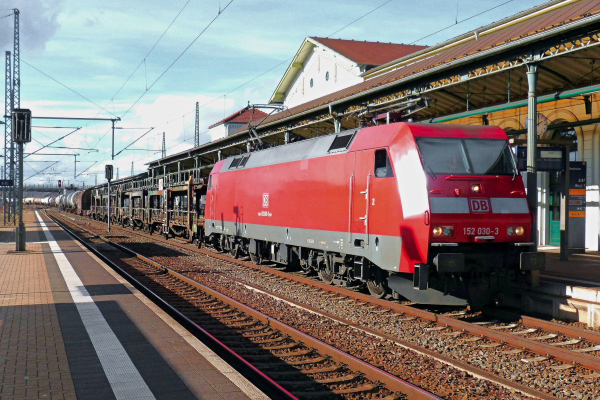 152 030-3 mit langem Mischer fährt durch den Bahnhof Nordhausen 16.02.2014.
Woher allerdings der merkwürdige Fleck an der Lok ist weiß ich nicht.