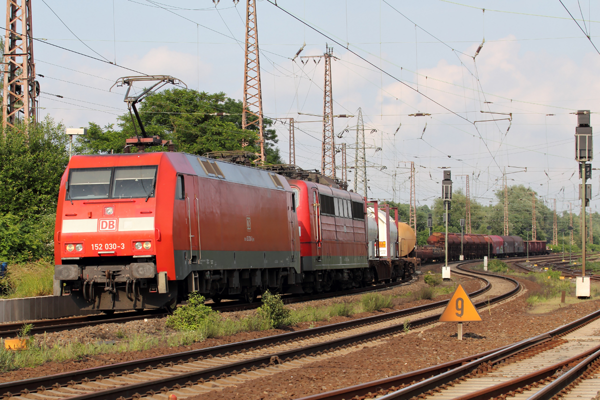 152 030-3 mit RBH 273 (151 083-3) am Haken durchfährt Recklinghausen-Ost 9.6.2016