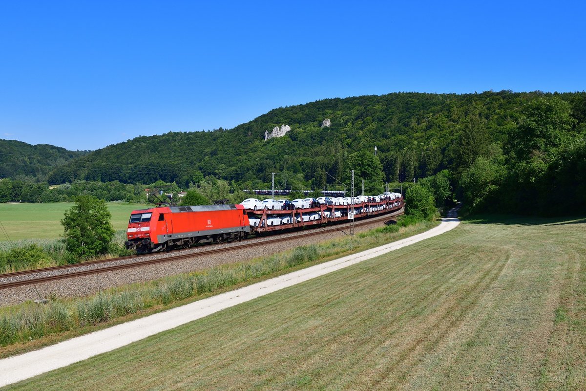 152 030 mit einem Autozug am 24.07.2019 bei Dollnstein. 