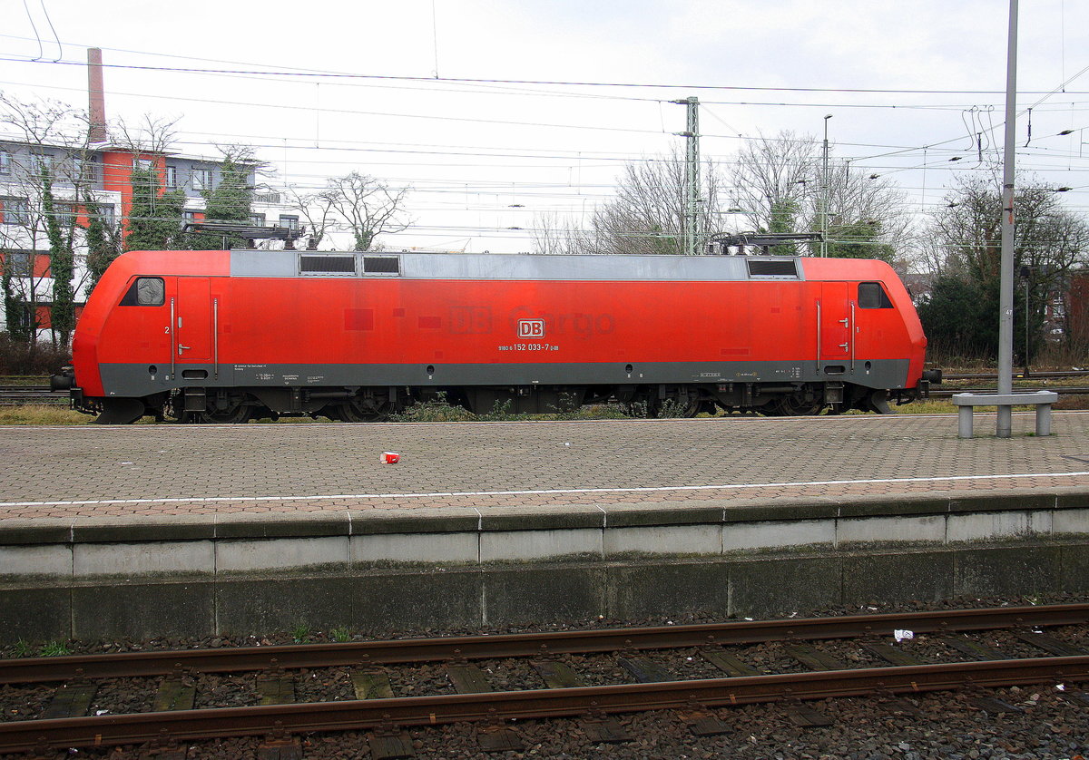 152 033-7 DB  steht abgestellt in Neuss-Hbf.
Aufgenommen vom Bahnsteig in Neuss-Hbf. 
Bei Sonne und Wolken am Kalten Nachmittag vom 6.1.2018