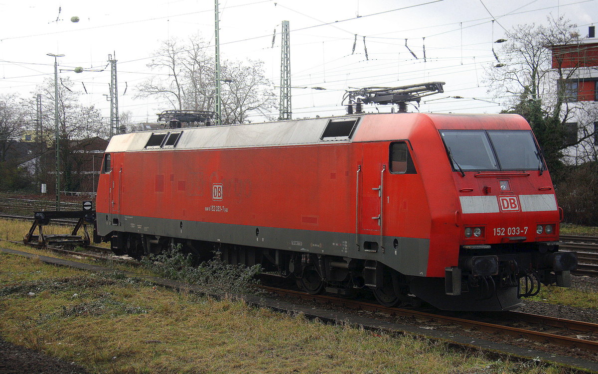 152 033-7 DB steht abgestellt in Neuss-Hbf. 
Aufgenommen vom Bahnsteig 8 in Neuss-Hbf . 
Bei Sonne und Wolken am Kalten Nachmittag vom 6.1.2018