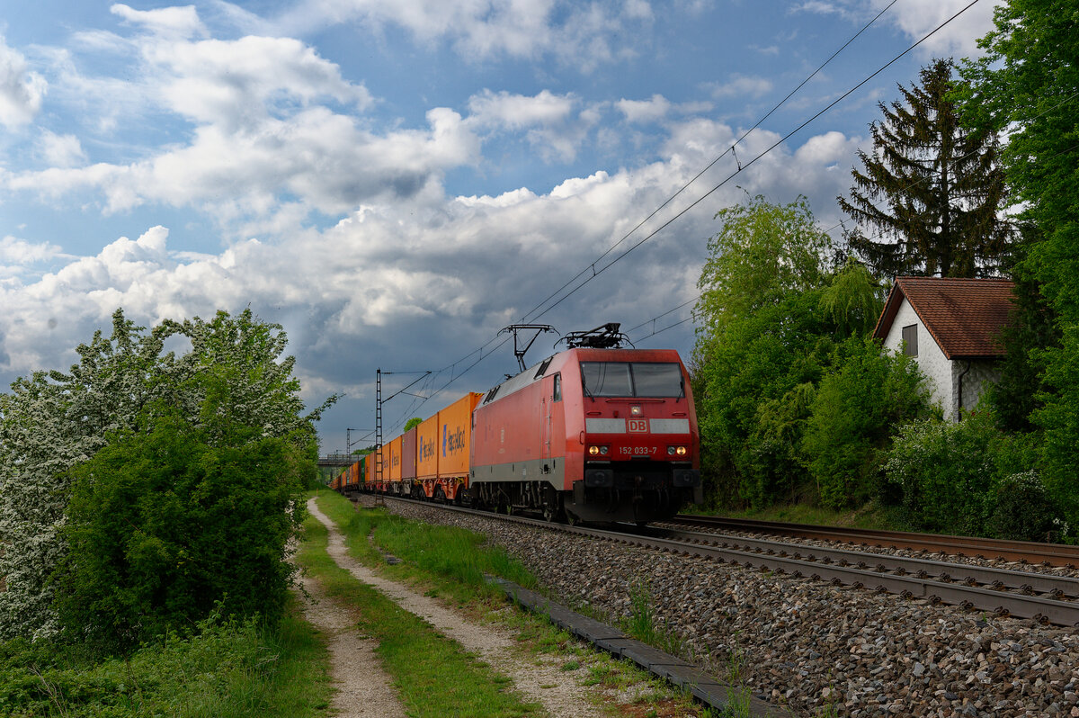 152 033 mit einem Containerzug bei Postbauer-Heng Richtung Regensburg, 10.05.2020