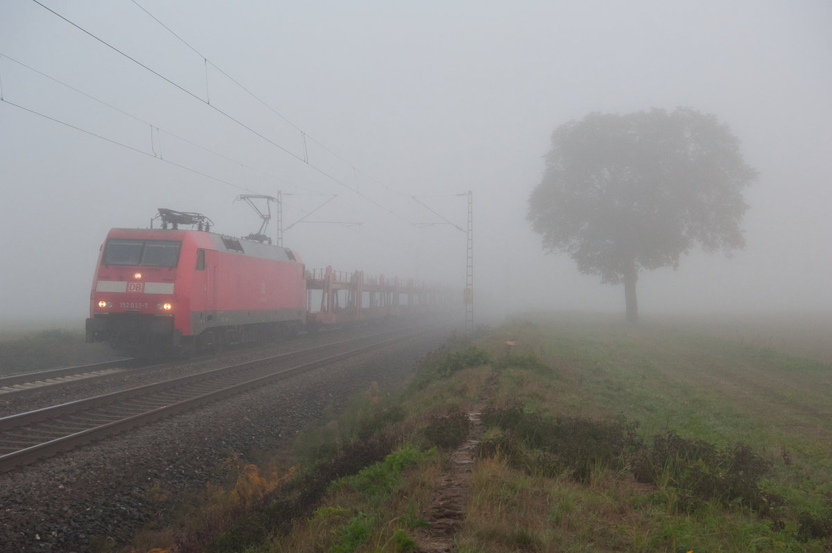 152 033 mit einem leeren Autotransportzug bei Retzbach-Zellingen Richtung Würzburg, 13.10.2018