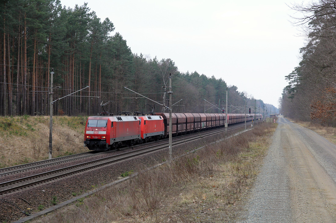 152 034 + 152 102 mit dem Erzpendel nach Ziltendorf EKO.
Aufgenommen am 24. März 2018 im Bereich Fangschleuse.