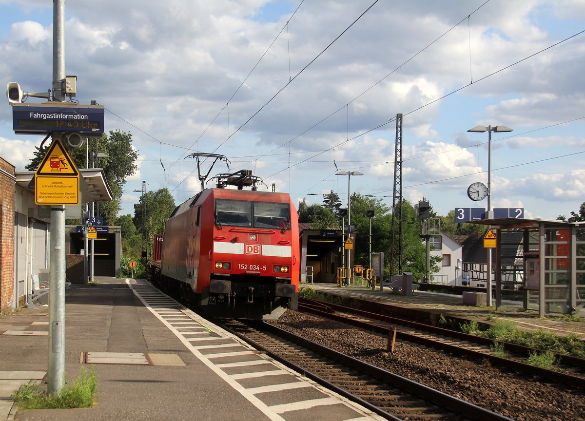 152 034-5 DB kommt aus Richtung Köln mit einem langen Containerzug aus Süden nach Norden und fährt durch Rhöndorf(am Rhein) in Richtung Köln.
Aufgenommen vom Bahnsteig in Rhöndorf(am Rhein).
Bei Sommerwetter am Nachmittag vom 13.8.2019.
