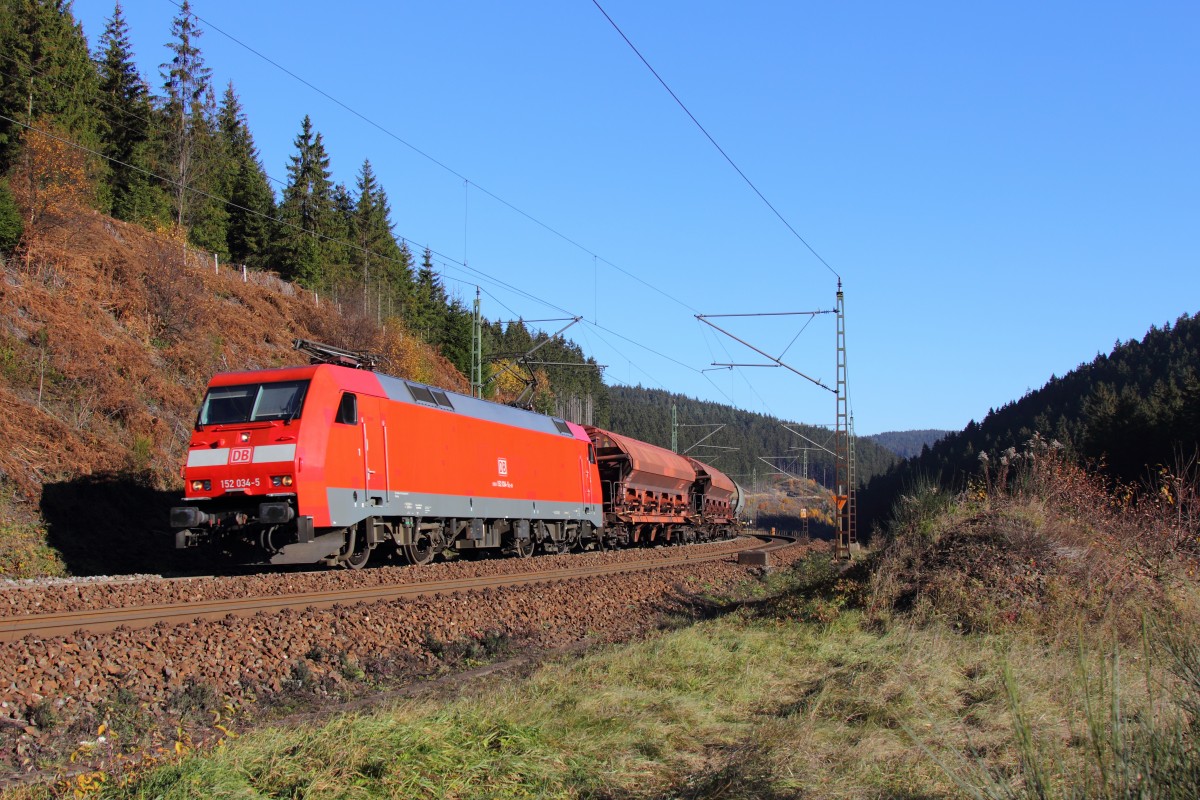 152 034-5 DB Schenker bei Steinbach im Frankenwald am 03.11.2015.