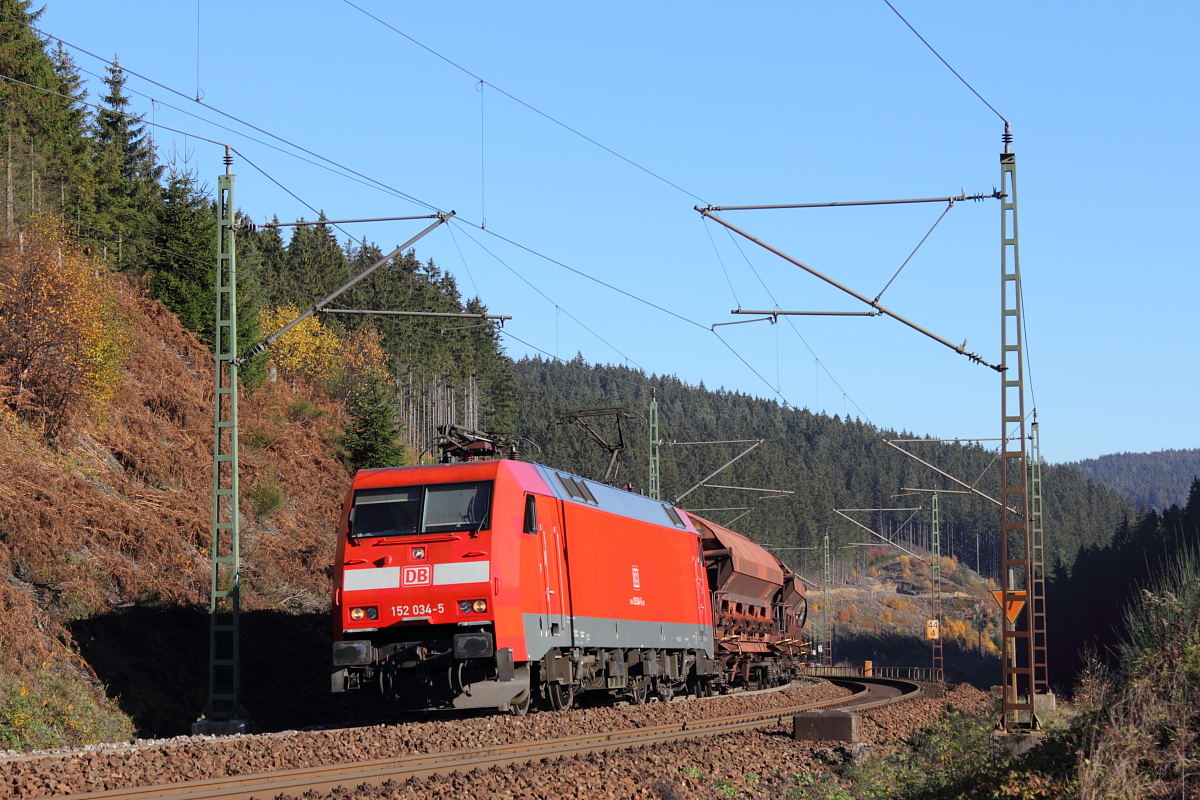 152 034-5 DB Schenker bei Steinbach im Frankenwald am 03.11.2015.