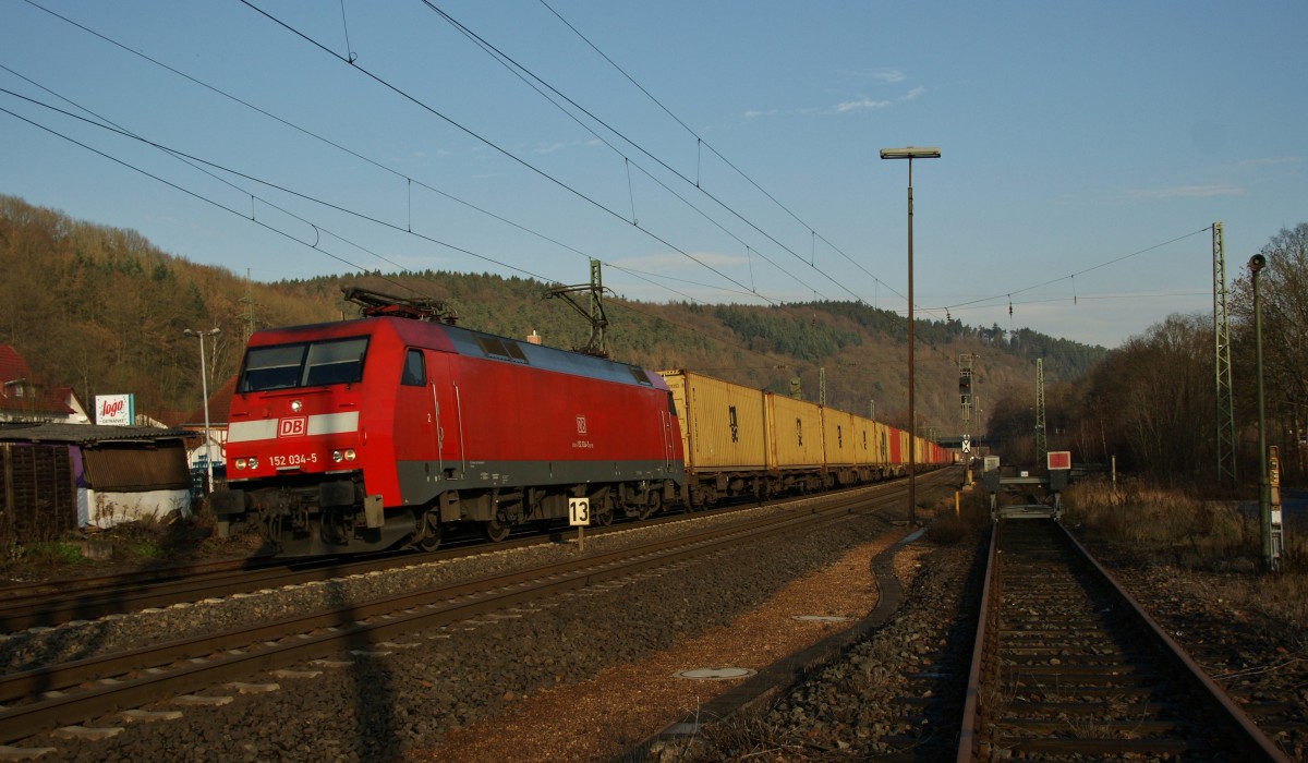 152 034-5 mit einen Containerzug kurz vor Bad Hersfeld am 18.12.13