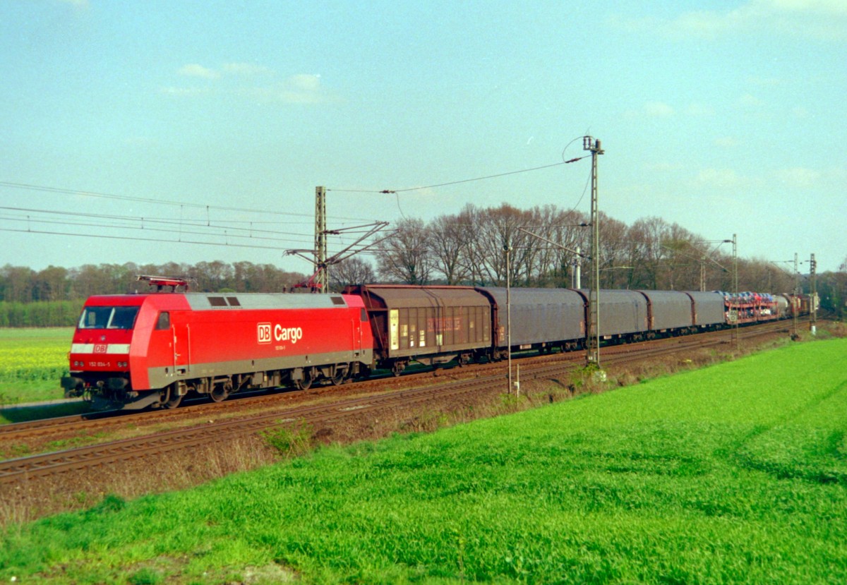 152 034 mit Gterzug Richtung Bremen am 20.04.1999 in Linsburg