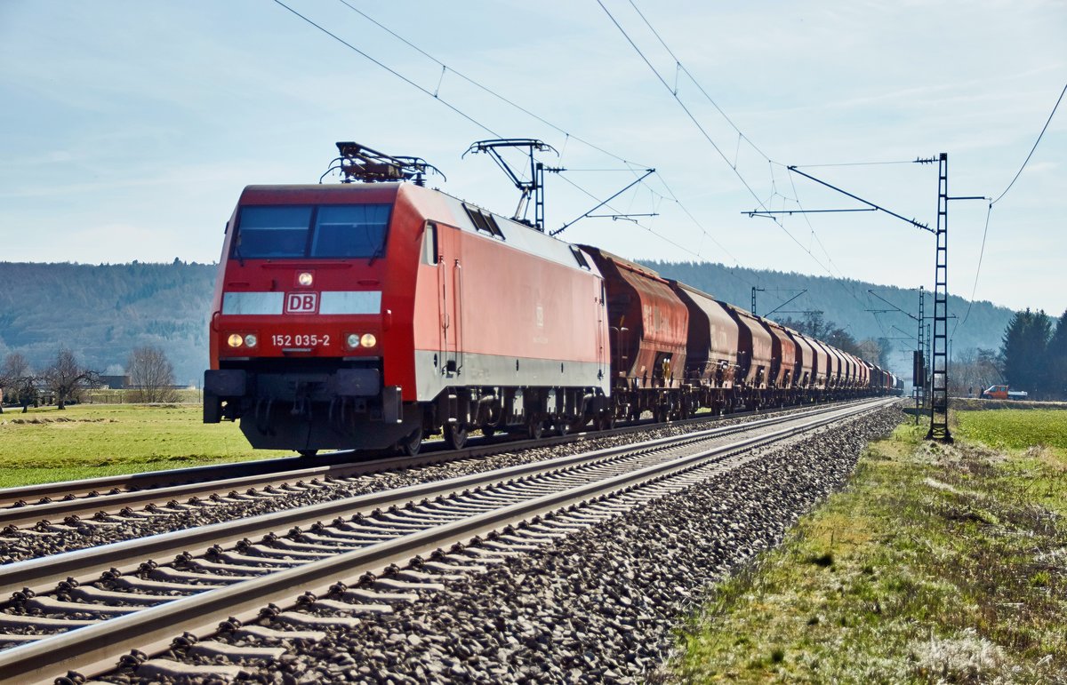 152 035-2 ist am 14.03.2017 mit einen gemischten Güterzug in Richtung Bebra bei Reilos zu sehen. 